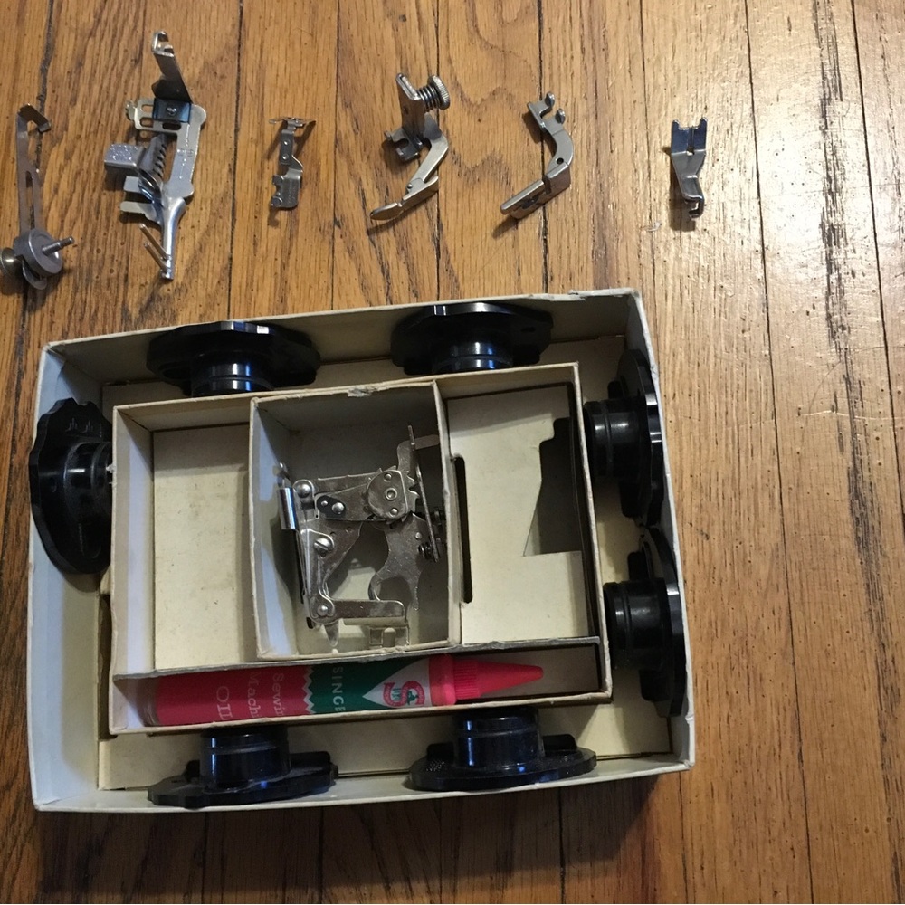 Sewing Machine Accessory Kit with Black Spools - Singer Class 403 Machine - Picture 5 of 5
